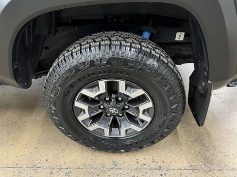 Used 2023 Toyota Tacoma TRD Off-Road w/ Technology Package AWD/4WD image 9