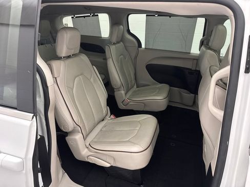 Used 2020 Chrysler Pacifica Limited FWD image 49