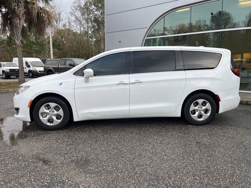 Used 2018 Chrysler Pacifica Touring Plus image 2