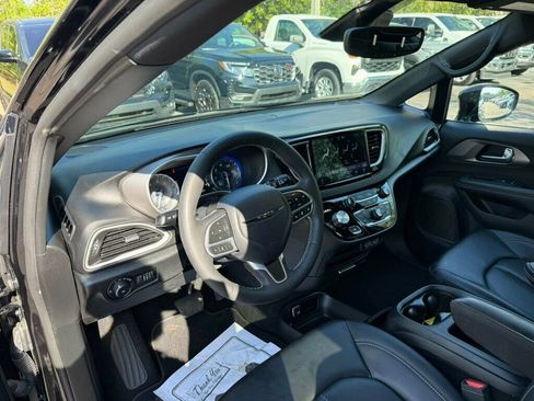 Used 2025 Chrysler Pacifica Select image 3