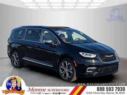 Certified 2025 Chrysler Pacifica Pinnacle w/ Trailer Tow Group