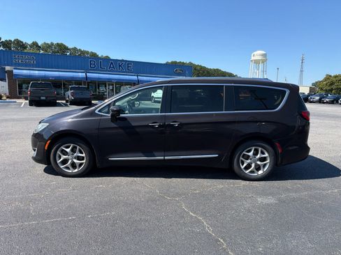 Used 2018 Chrysler Pacifica Touring-L Plus w/ Advanced Safetytec Group FWD image 6