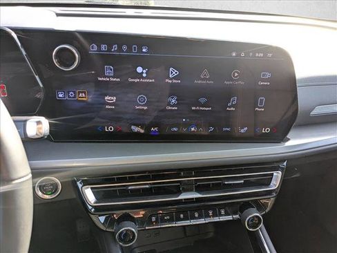 Used 2024 Chevrolet Traverse LT image 9