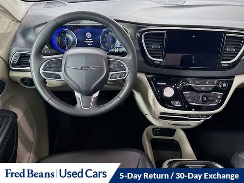 Used 2023 Chrysler Pacifica Touring-L FWD image 28