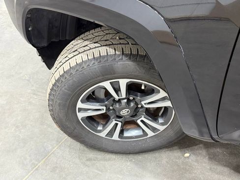 Used 2018 Toyota Tacoma TRD Sport image 37