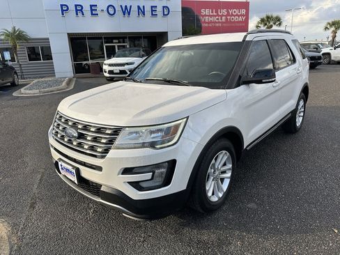 Used 2017 Ford Explorer XLT image 2