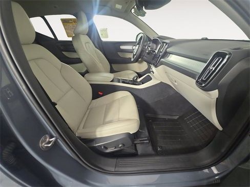 Used 2022 Volvo XC40 T5 Momentum image 15