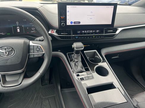Used 2025 Toyota Sienna XSE w/ XSE Premium Package image 19