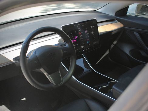 Used 2020 Tesla Model 3 Standard Range RWD image 11