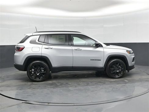 New 2026 Jeep Compass Latitude image 2