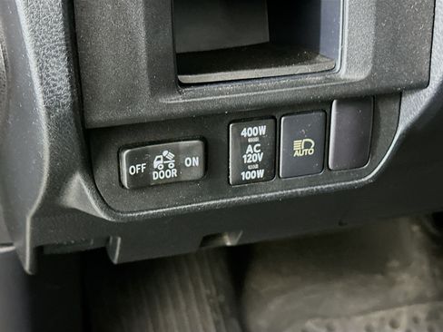Used 2018 Toyota Tacoma TRD Sport w/ Technology Package AWD/4WD image 17