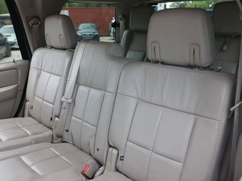 Used 2007 Lincoln Navigator Luxury Sport Utility 4D image 14