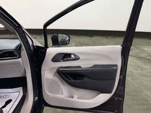 Used 2020 Chrysler Pacifica Touring-L FWD image 19