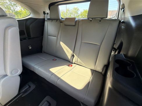 Used 2022 Toyota Highlander XLE AWD/4WD image 37