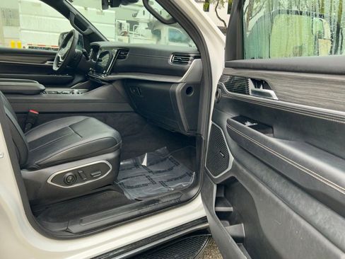 Used 2024 Jeep Wagoneer Series II w/ Flexible Seating Group image 32