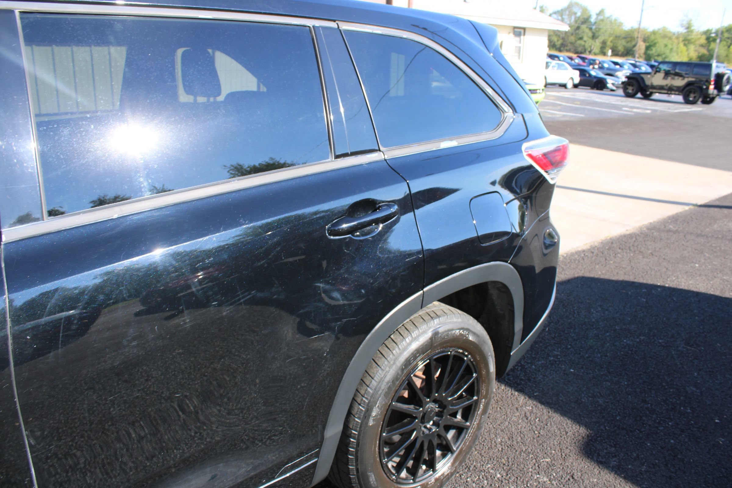 Used 2016 Toyota Highlander LE FWD image 4