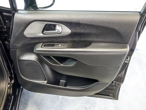 Used 2025 Chrysler Pacifica Limited FWD image 33