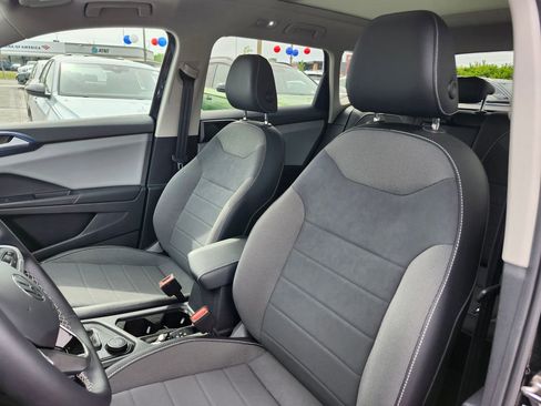 Certified 2022 Volkswagen Taos SE w/ Panoramic Sunroof Package AWD/4WD image 8