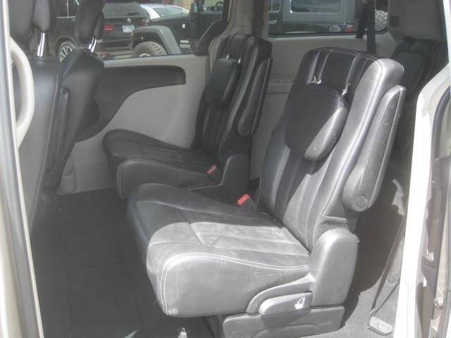 Used 2014 Chrysler Town & Country Touring FWD image 13