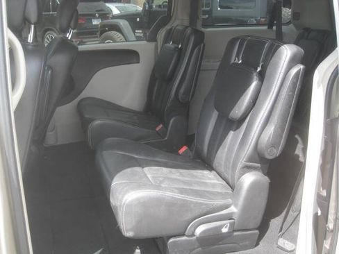 Used 2014 Chrysler Town & Country Touring FWD image 13