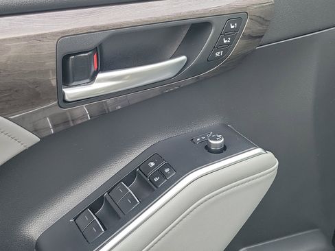 Used 2023 Toyota Highlander Limited image 21