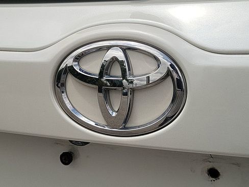 Used 2018 Toyota Highlander Plus AWD/4WD image 29