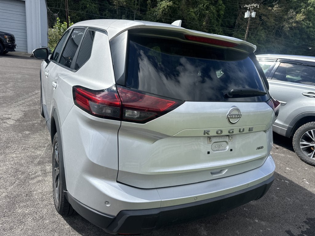 Used 2025 Nissan Rogue SV AWD/4WD image 4