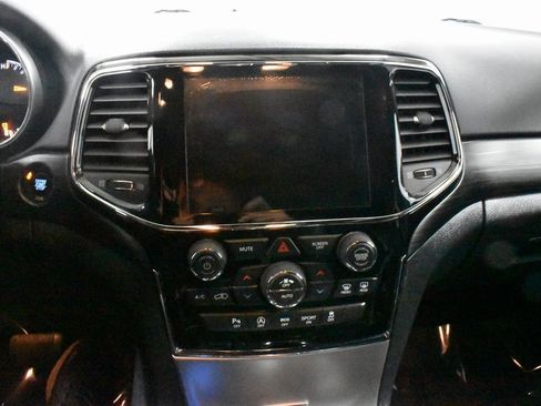 Used 2019 Jeep Grand Cherokee Altitude image 22