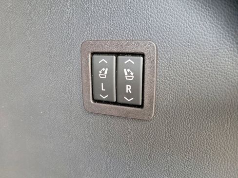 Used 2021 Buick Enclave Avenir w/ Avenir Technology Package FWD image 11