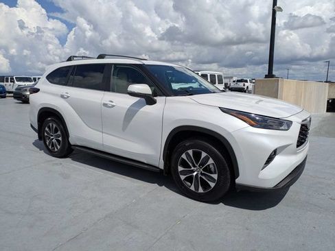 Used 2025 Toyota Highlander XLE FWD image 1