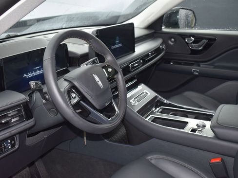 Used 2025 Lincoln Aviator AWD w/ Jet Appearance Package image 5