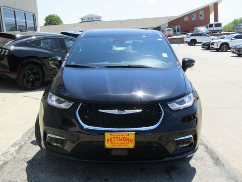 Used 2025 Chrysler Pacifica Select FWD image 13