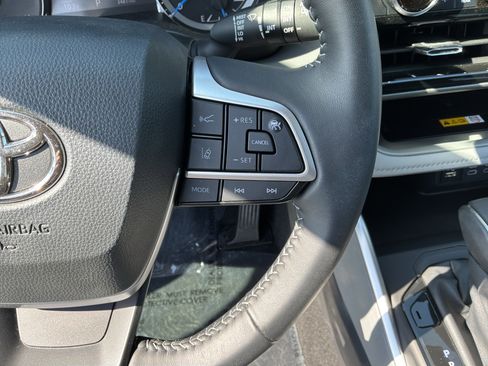 Used 2025 Toyota Highlander XLE AWD/4WD image 20