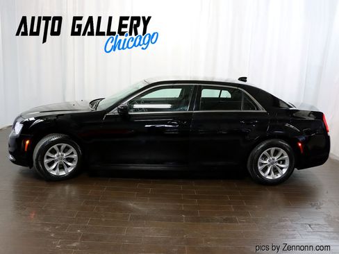 Used 2018 Chrysler 300 Touring image 10