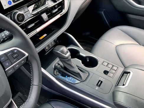 Certified 2025 Toyota Highlander XLE image 15