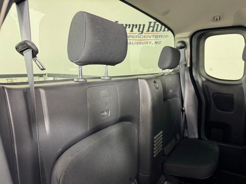 Used 2022 Nissan Frontier S image 27