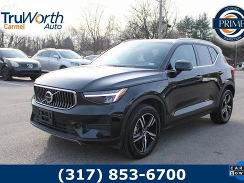 Used 2025 Volvo XC40 B5 Core image 1