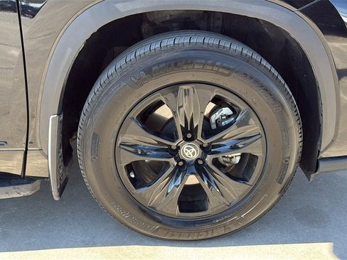 Used 2024 Toyota Highlander XLE image 37