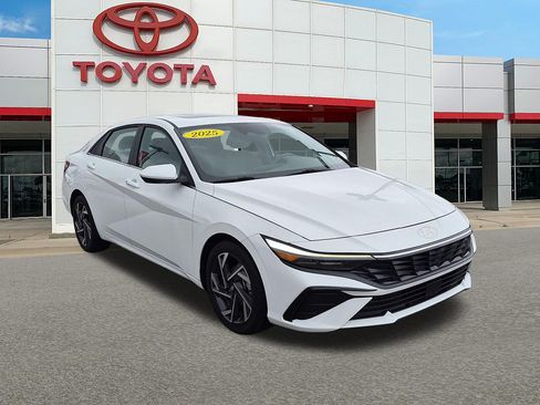 Used 2025 Hyundai Elantra SEL FWD image 1