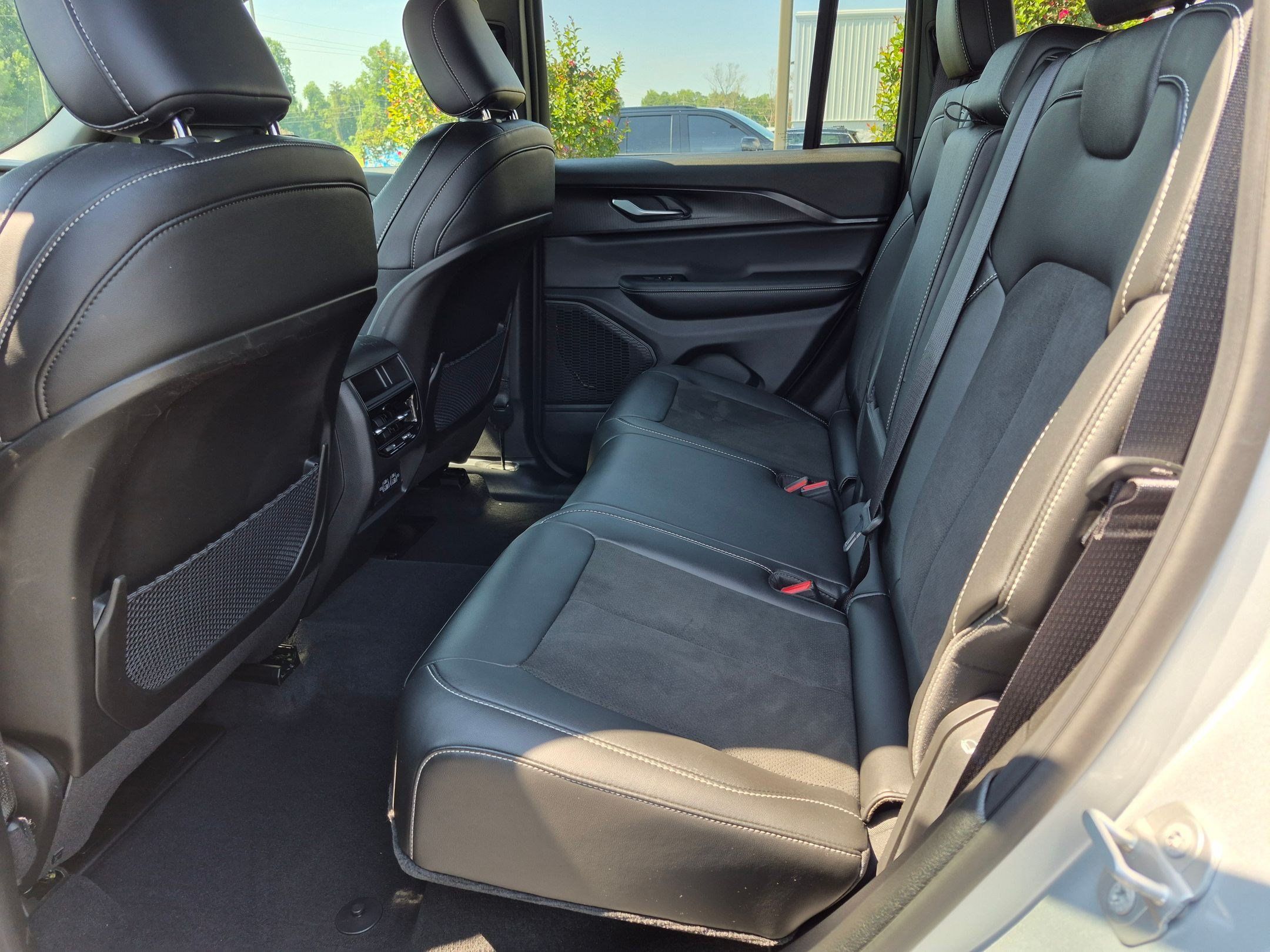 Used 2025 Jeep Grand Cherokee Altitude AWD/4WD image 18