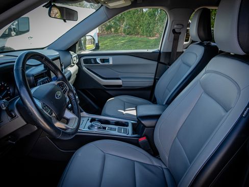 Used 2021 Ford Explorer XLT w/ Equipment Group 202A image 11