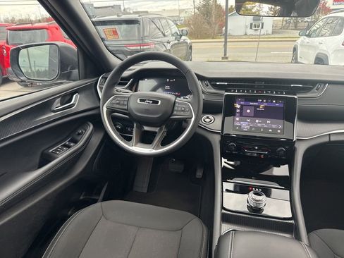 Used 2025 Jeep Grand Cherokee Laredo X image 11