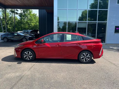 Used 2018 Toyota Prius Prime Premium FWD image 2