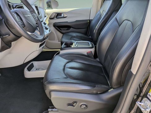 Used 2022 Chrysler Pacifica Touring-L FWD image 18