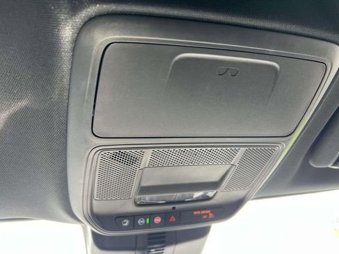 Used 2025 Chevrolet Traverse LT image 33