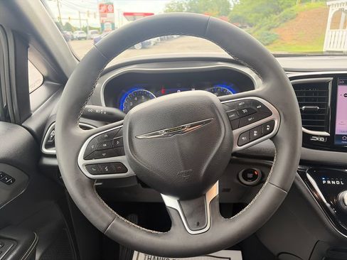 Used 2025 Chrysler Pacifica Select FWD image 15
