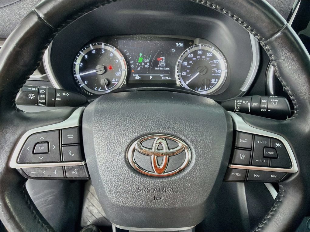 Used 2023 Toyota Highlander XLE FWD image 16