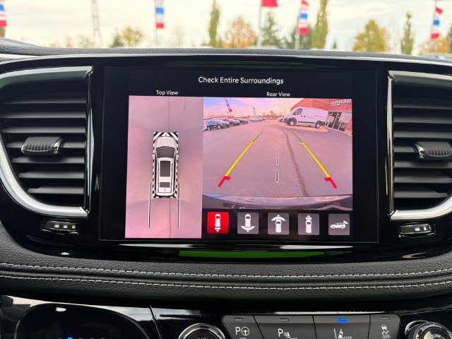 Used 2023 Chrysler Pacifica Limited w/ Uconnect Theater Family Group FWD image 15