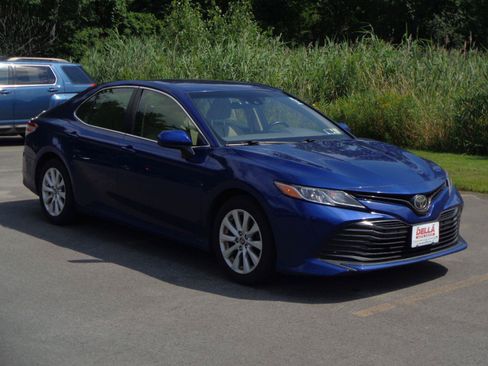 Used 2018 Toyota Camry LE FWD image 3