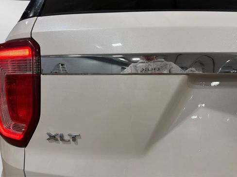 Used 2018 Ford Explorer XLT w/ Equipment Group 202A AWD/4WD image 46